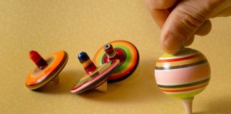 Several spinning top toys