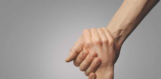 Operator-commissioned study claims iGaming helps brick and mortar casinos Hands holding each other