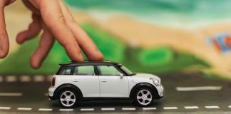 FanDuel can’t catch DraftKings in AZ despite free bet push Hand pushing toy car