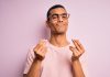 Hard Rock, BetMGM tell Illinois bettors to raise minimum stakes A man doing the hand gesture representing money, richness or payment