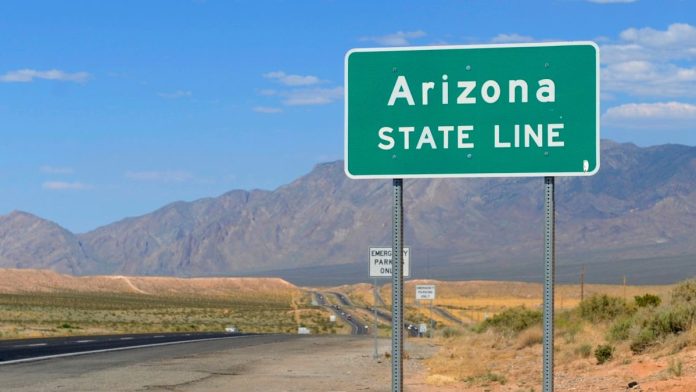 A sign marking the Arizona state line