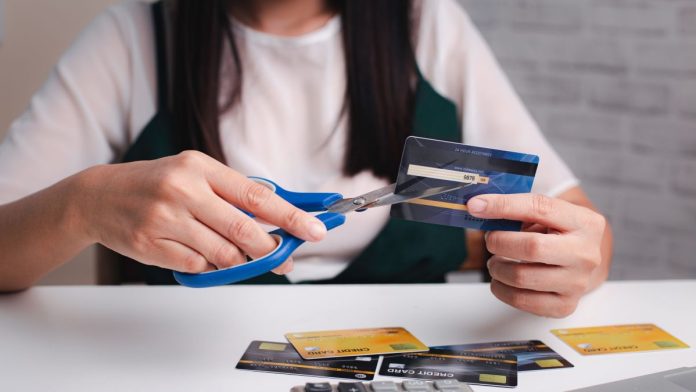 Illinois-lawmakers-want-to-make-gambling-with-credit-cards-illegal A woman cutting up her credit cards