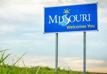 A sign welcoming oncoming traffic into Missouri
