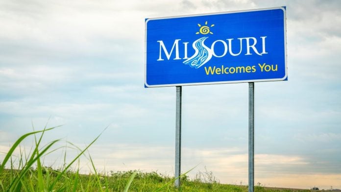 Missouri-regulator-hands-out-temporary-sports-betting-licenses A sign welcoming oncoming traffic into Missouri