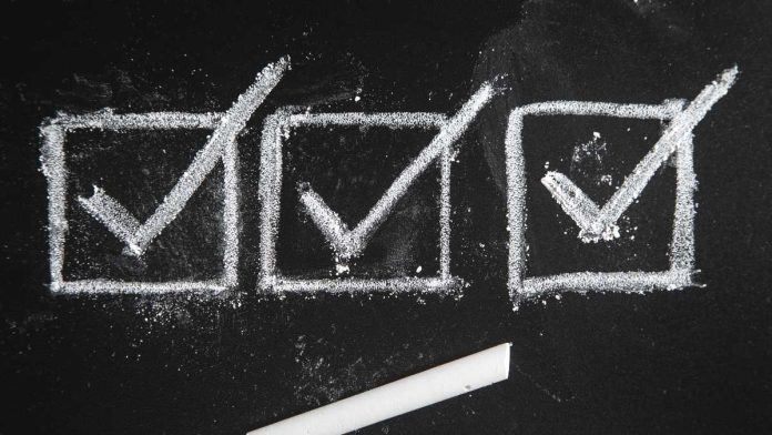 FanDuel-class-action-lawsuit Three checkmarks on a chalkboard