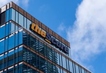 Longtime ESPN exec Ravitz to lead theScore media division theScore logo on the top of the company's Toronto office building