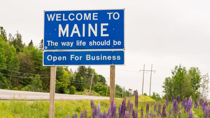 Rush-Street-Interactive-says-it-has-strong-claim-to-Maine-online-casino-license A road sign welcoming drivers into Maine