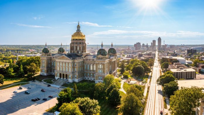 The Iowa State Capitol in the foreground of the Des Moines skyline
