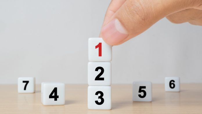 A person ranking cubes as bet365 provides online casino game rankings.