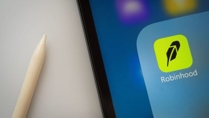 Robinhood-sues-Washington-State-feels-threatened-by-Kalshi-lawsuit The Robinhood app logo on a phone