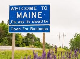 Maine welcome sign as Caesars prepares to offer online casino gaming in the state.