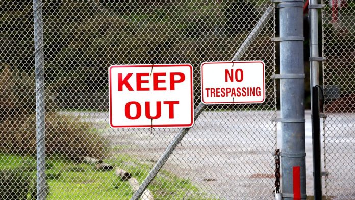 Nevada-Gaming-Control-Board-wants-Kalshi-held-in-contempt-over-geofencing A 'Keep Out' sign on a fence